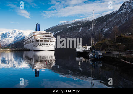 P & O Kreuzfahrtschiffes Oriana angedockt im Hafen in Flåm, Norwegen. Stockfoto