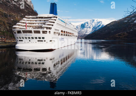 P & O Kreuzfahrtschiffes Oriana angedockt im Hafen in Flåm, Norwegen. Stockfoto