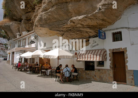 Typischen Terrassen-Restaurant "The Cave", Setenil de Las Bodegas, Provinz Cádiz, Region Andalusien, Spanien, Europa Stockfoto