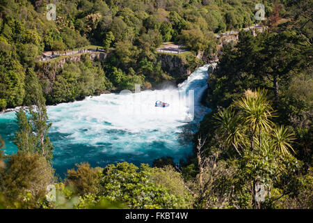 Ein Jet-Boot mit Touristen Rennen nahe an Huka Falls - am meisten besuchten Landschaftsschutzgebiet von Neuseeland Stockfoto