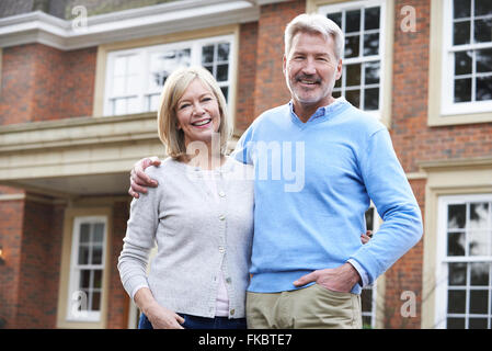 Porträt von Reife paar stehen draußen zuhause Stockfoto