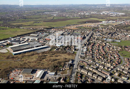 Luftaufnahme der Bruntcliffe Straße und M62 bei Morley, West Yorkshire, Großbritannien Stockfoto