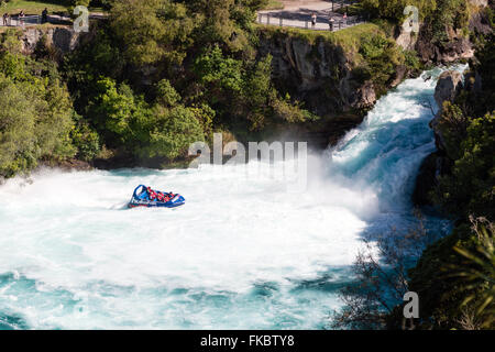 Ein Jet-Boot mit Touristen Rennen nahe an Huka Falls - am meisten besuchten Landschaftsschutzgebiet von Neuseeland Stockfoto