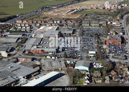 Luftaufnahme von Asda Supermarkt auf der Howley Straße Parkgrundstück in Morley, Leeds, UK Stockfoto
