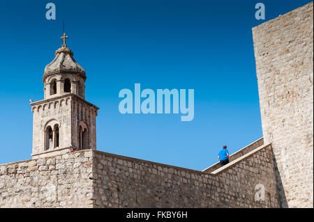 Ein Tourist geht den Weg entlang den Wänden rund um die alte Stadt von Dubrovnik, Kroatien, Europa. Stockfoto