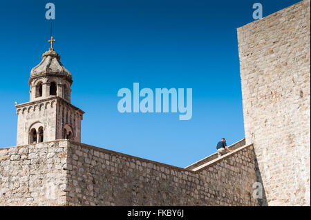 Ein Tourist geht den Weg entlang den Wänden rund um die alte Stadt von Dubrovnik, Kroatien, Europa. Stockfoto