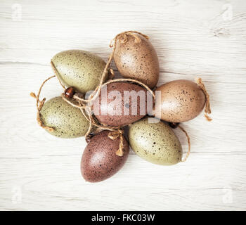 Schön dekorierte Ostereier auf dem hölzernen Hintergrund. Osterurlaub. Frühling-Thema. Stockfoto