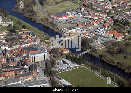 Luftbild von der Yorkshire Tadcaster zeigt die Flut beschädigt, steinerne Brücke und neue temporäre Struktur Stockfoto