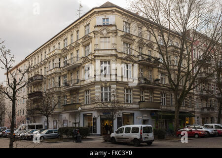 BERLIN, 7 März: Ecke Gebäude in der Graefestrasse Bockhstrasse in Berlin Kreuzberg - Hermannplatz, am 7. März 2016. Stockfoto