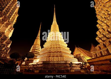 Die 4 Stupas des Wat Pho in der Nacht, Bangkok, Thailand Stockfoto