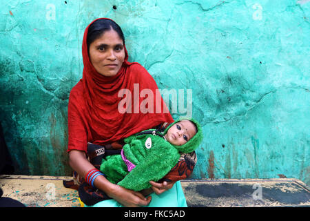 Frau mit Kindern bitten um Geld in der Nähe das Grab des Sufi-Heiligen Khwaja Chishti in Ajmer. Foto von Jowita khan Stockfoto