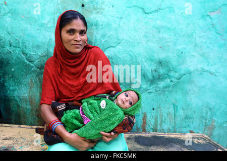 Frau mit Kindern bitten um Geld in der Nähe das Grab des Sufi-Heiligen Khwaja Chishti in Ajmer. Foto von Jowita khan Stockfoto