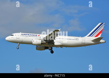 Air France Airbus A320-200 F-GKXV landet auf dem London Heathrow, Vereinigtes Königreich Stockfoto