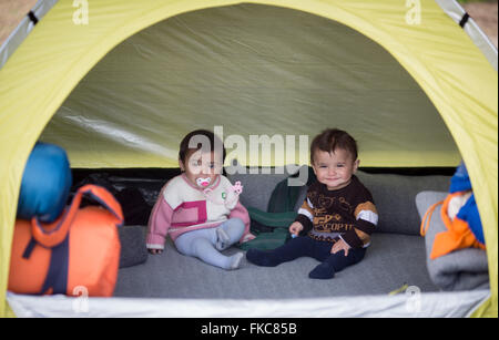 Idomeni, Griechenland. 8. März 2016. Zwei syrische Flüchtlingskinder sitzen in einem Zelt in einem Lager an der griechisch-mazedonischen Grenze befindet sich zehn Kilometer entfernt von Idomeni, Griechenland, 8. März 2016. Nur wenige Flüchtlinge aus Syrien und dem Irak dürfen jeden Tag nach Mazedonien zu gelangen. Foto: KAY NIETFELD/Dpa/Alamy Live News Stockfoto