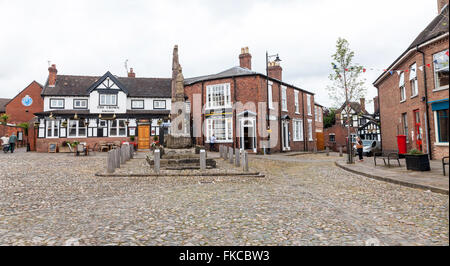 Die Sandbach Kreuze sind zwei 9. Jahrhundert Stein angelsächsischen Kreuze auf dem Marktplatz Sandbach, Cheshire England UK Stockfoto