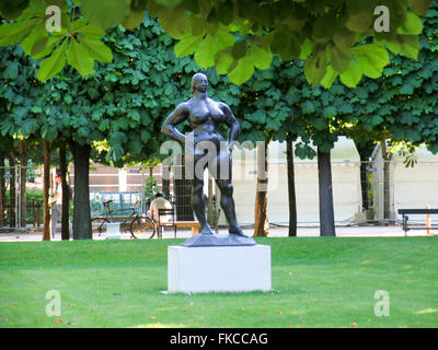 Bronze-Skulptur, stehende Frau, im Jardin des Tuileries, Paris. Stockfoto