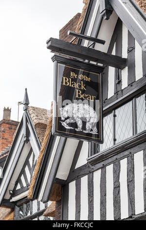 Black Bear "oder" Ye Olde Schwarzbär Gaststätte oder Kneipe auf dem Marktplatz am Sandbach Cheshire England UK Stockfoto