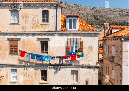 Bunte Kleidung aus der Kleidung waschen Linie außerhalb eines Hauses in Dubrovnik, Dalmatien, Kroatien, Europa. Stockfoto