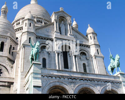 Pferdesport Bronzestatuen von Joan of Arc und König Louis IX über dem Portikus des Sacre Coeur Basilika. Stockfoto