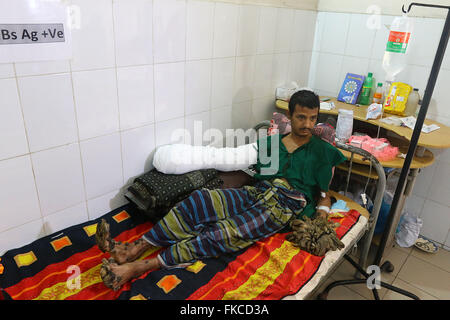 Bangladeshi Baum Mann Abdul Bajander liegt nach einer Operation am Dhaka Medical College Hospital in Dhaka am 23. Februar 2016. Stockfoto