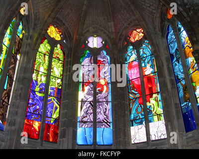 Beflecken Sie Glasfenster in der Apsis der Kathedrale von Nevers. Stockfoto