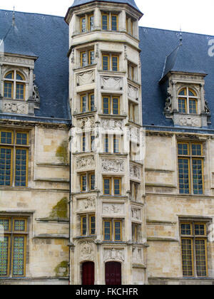 Der mittlere Turm von der Dogenpalast von Nevers mit der großen Treppe. Stockfoto