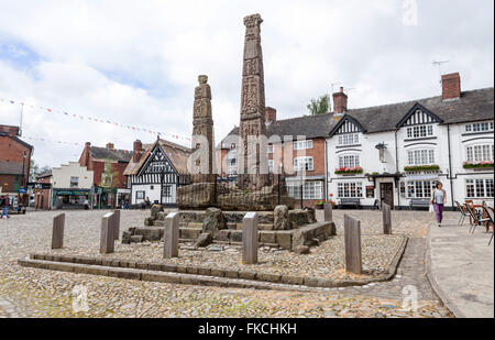 Die Sandbach Kreuze sind zwei 9. Jahrhundert Stein angelsächsischen Kreuze auf dem Marktplatz Sandbach, Cheshire England UK Stockfoto