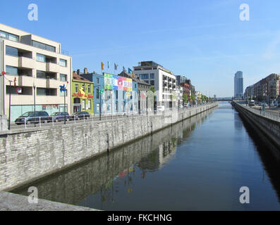 Brüssel, 4. Juli 2015: Der Kanal und Quai de Charbonnages in Sint-Jans-Molenbeek in Brüssel. Stockfoto