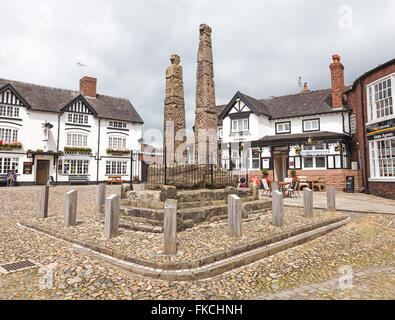 Die Sandbach Kreuze sind zwei 9. Jahrhundert Stein angelsächsischen Kreuze auf dem Marktplatz Sandbach, Cheshire England UK Stockfoto