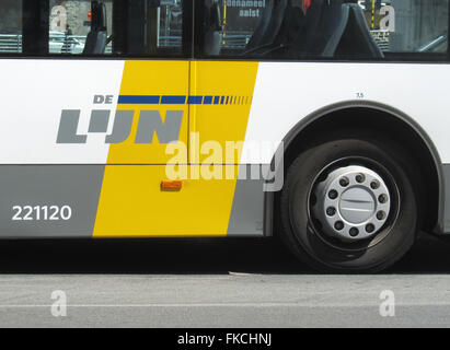 AALST, Belgien, 24. Juni 2014: Ein Bus von De Lijn, führen das Unternehmen von der flämischen Regierung in Belgien zu öffentlichen Verkehrsmitteln Stockfoto