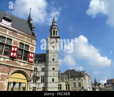 AALST, Belgien, 16. September 2014: Der Grote Markt in Aalst, mit den alten Belfort und die umliegenden Gebäude. Stockfoto