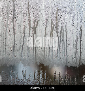 Regentropfen auf stumpf nebligen Glas Fenster Stockfoto
