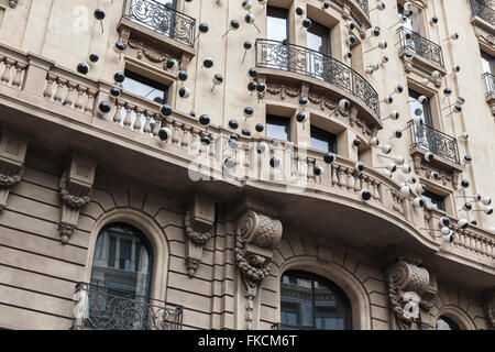 Ohla Hotel, Via Laietana, dekoriert mit Arbeit "Globus Okulare" von Frederic Amat, Barcelona. Stockfoto