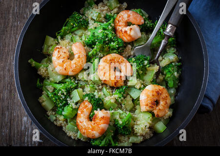 geröstetem Knoblauch Brokkoli Quinoa Salat mit Garnelen auf Pfanne Stockfoto