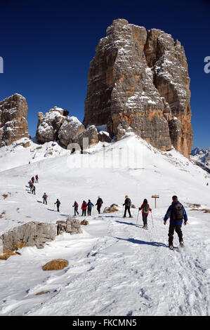 Gruppe von Menschen-Schneeschuhwandern in den Cinque Torri Bereich (die 5 Türme der Falzarego) in den italienischen Dolomiten Stockfoto