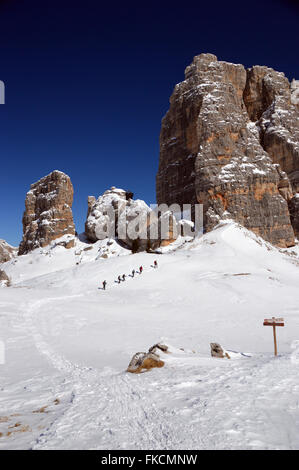 Gruppe von Menschen-Schneeschuhwandern in den Cinque Torri Bereich (die 5 Türme der Falzarego) in den italienischen Dolomiten Stockfoto