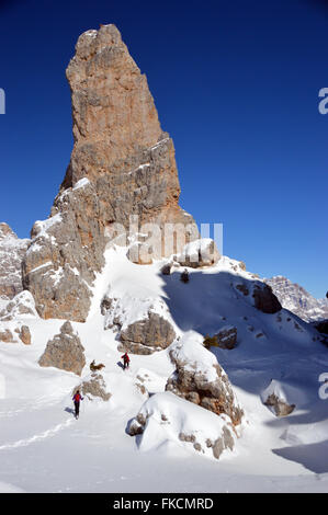 Ein paar Schneeschuhwandern unter Torro Inglese in den Cinque Torri Bereich (die 5 Türme der Falzarego) in den italienischen Dolomiten Stockfoto