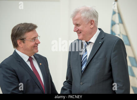 Horst Seehofer (R), Premier des deutschen Staates Bayern, erhält Günther Platter, Gouverneur des österreichischen Bundeslandes Tirol, für Gespräche in der Bayerischen Staatskanzlei in München, Deutschland, 8. März 2016. Foto: PETER KNEFFEL/dpa Stockfoto