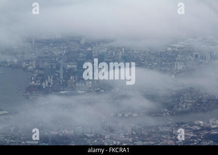 London UK.8th März 2016. UK-Wetter: Eine Luftaufnahme des Canary Wharf teilweise von Wolken verdeckt an einem kalten Tag, Temperaturen erreichen 5 Grad Celsius Credit: Amer Ghazzal/Alamy Live-Nachrichten Stockfoto