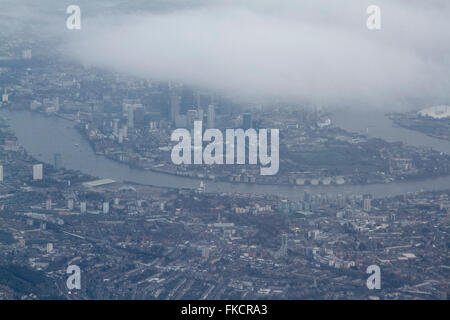 London UK.8th März 2016. UK-Wetter: Eine Luftaufnahme des Canary Wharf teilweise von Wolken verdeckt an einem kalten Tag, Temperaturen erreichen 5 Grad Celsius Credit: Amer Ghazzal/Alamy Live-Nachrichten Stockfoto