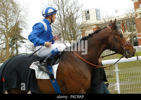 Deauville, Frankreich. 8. März 2016. Rennen 1, Prix de Bacqueville. Gewinner Mutarakem mit jockey Aurelien Lemaitre Credit: Action Plus Sport/Alamy Live News Stockfoto