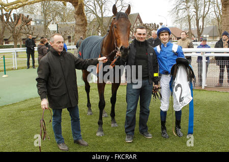 Deauville, Frankreich. 8. März 2016. Rennen 1, Prix de Bacqueville. Gewinner Mutarakem mit jockey Aurelien Lemaitre und Besitzer Regis Barbedette Credit: Action Plus Sport/Alamy Live News Stockfoto