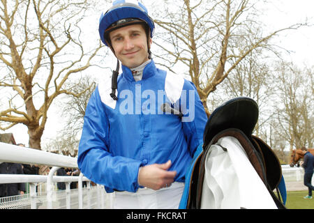 Deauville, Frankreich. 8. März 2016. Rennen 1, Prix de Bacqueville. Gewinner Mutarakem mit jockey Aurelien Lemaitre Credit: Action Plus Sport/Alamy Live News Stockfoto