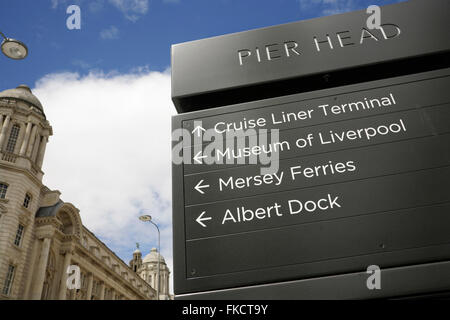 Touristische Wegweiser an der Spitze der Pier in der Nähe von Albert Dock, Liverpool, UK mit dem Leber-Gebäude hinter. Stockfoto