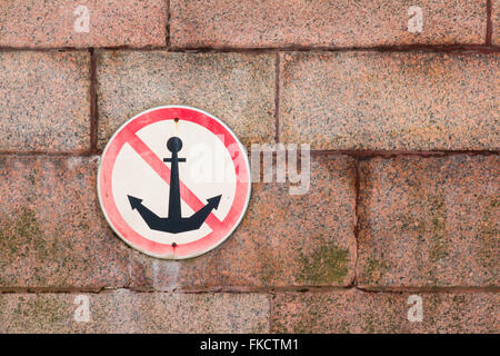 Verbot Schild "Nicht Anker" auf Granit Wand der Bahndamm werfen Stockfoto