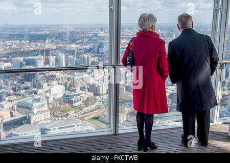 Ein älteres Ehepaar Blick über London von Anzeigen-Galerie von The Shard in London, Großbritannien Stockfoto