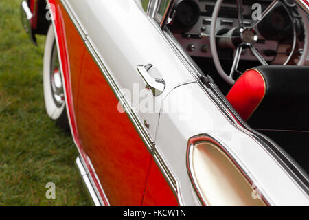 Auto-Griff der roten und weißen klassischen Oldtimer Cabrio Stockfoto