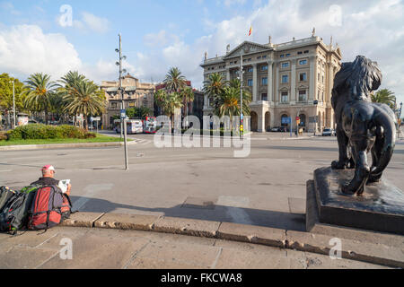 Löwenstatue im Dickdarm, Ramblas, Port Vell, Barcelona-Denkmal. Stockfoto