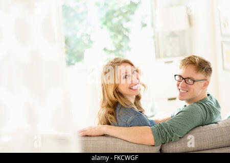 Porträt des jungen Paares auf sofa Stockfoto