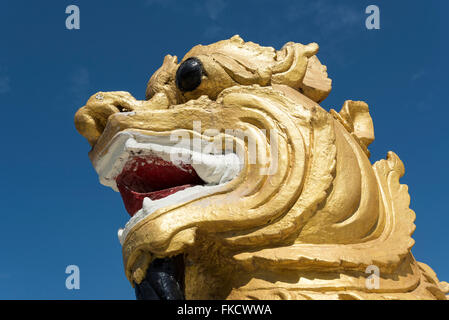 Goldene Chinthe (Lion Gottheit) Statue Aung Theikdi Zedi Pagode in Mawlamyine (Mawlamyaing), Burma (Myanmar) Stockfoto